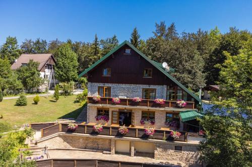 Mukinje House | Pet-Friendly Golden Lakes Rooms with Breakfast & Dining