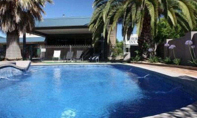 Myrtleford Hotel | Inviting Stay at Golden Leaf Motor Inn with Pool & Breakfast