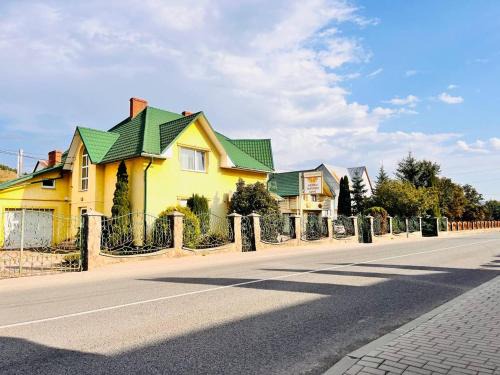 Mizhhirya Apartment | Family-Friendly Retreat at Котедж Golden Lemon - Rated 9.6
