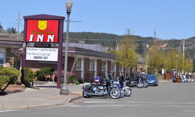 Raymond Hotel | Golden Lion Motel: Pet-Friendly Stay with Breakfast Included