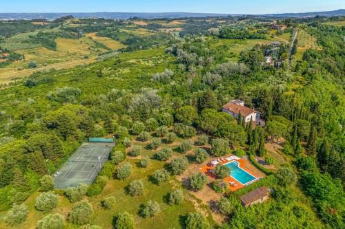 San Miniato Villa | GOLDEN LUXE - Elegant Tuscan Castle Pool and Tennis Court