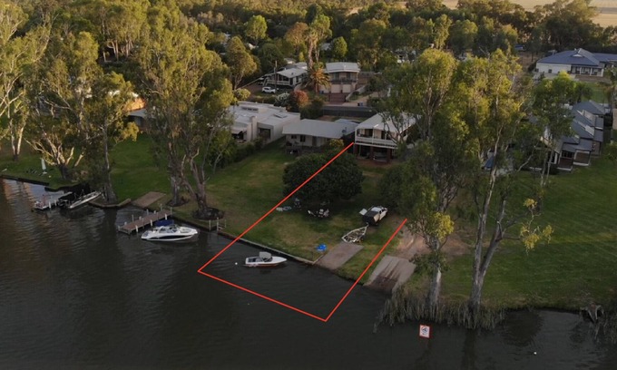 Bundalong House | Elegant Waterfront Retreat at Golden Mile – Perfect for Families