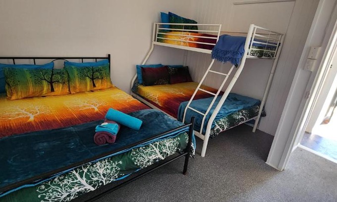 Mount Morgan Hotel | Cozy Golden Mt Rest with Ocean Views & Pet-Friendly Stay