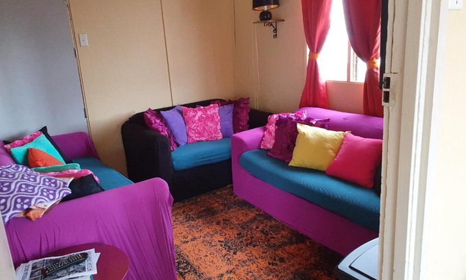 Mount Morgan Bed & Breakfast | Pet-Friendly Retreat: Golden Mt Rest on James Awaits