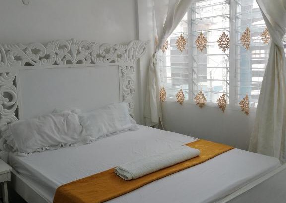 Tangana Apartment | Cozy Golden Nest: Enjoy Breakfast and a Great Stay