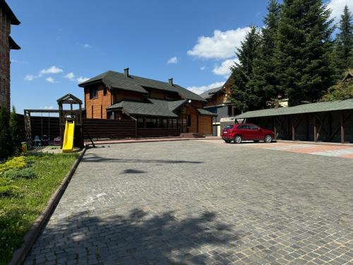 Yablunytsya Apartment | Budget-Friendly Golden Nest: Family-Friendly Getaway