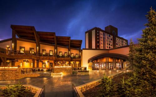 Stateline Hotel | Discover Golden Nugget Lake Tahoe: Pet-Friendly Retreat