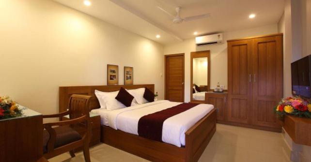Cherai Hotel | Golden Palace: Family-Friendly Stay with Breakfast Included