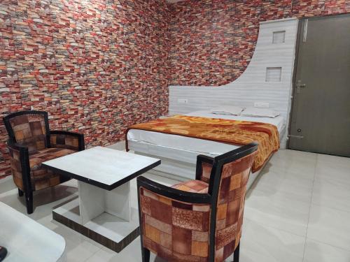 Dumka Hotel | Budget-Friendly Stay at Golden Park Inn with Breakfast Included