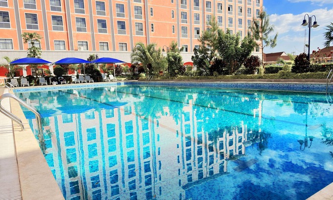 Blantyre Hotel | Elegant Golden Peacock Hotel Blantyre with Pool & Spa