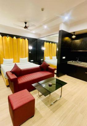 Gomti Nagar Apartment | Golden Penthouse - Couple Friendly - DLF My Pad, Gomtinagar, Lucknow