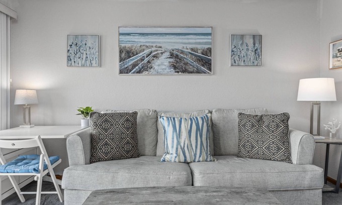 Osage Beach Condo | Golden Reef C-103: Enjoy Gorgeous Sunsets by the Pool