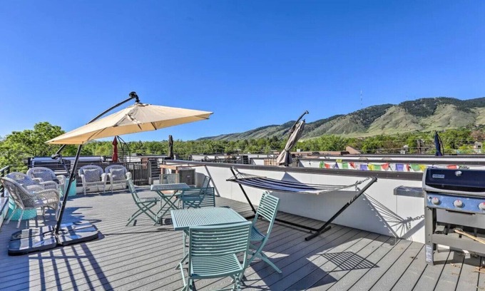 Golden House | Idyllic Golden Rooftop: Mountain Views & Steps to Downtown