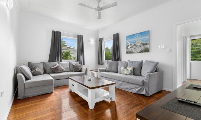 Beachmere House | Pet-Friendly Golden Sands at Beachmere with Ocean Views
