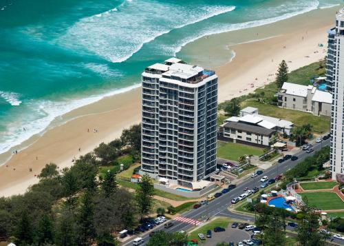 Main Beach Apartment | Beachfront Bliss at Golden Sands - Ideal for Family Getaways