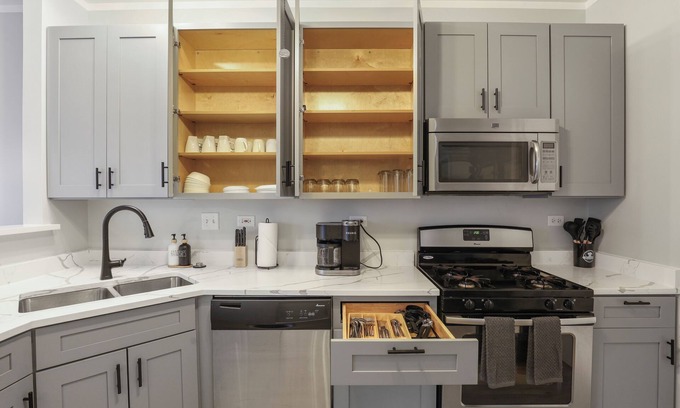 Naperville House | Golden! Sleeps 8/2.5 Bath Townhome