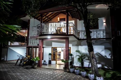 Jaffna House | Affordable Golden Star Guest House with Breakfast Included