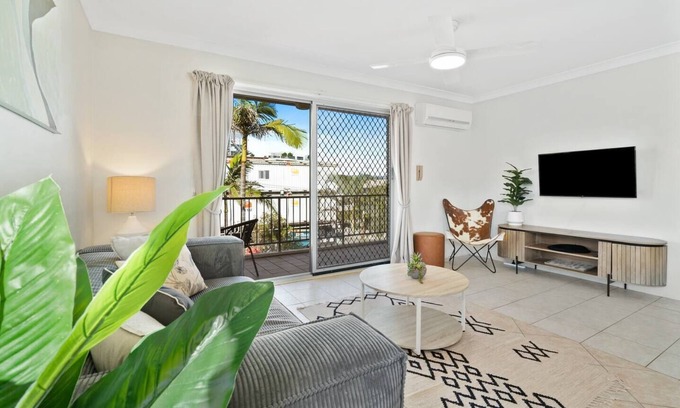 Broadbeach Apartment | Coastal Haven Retreat in Broadbeach for Family Getaways