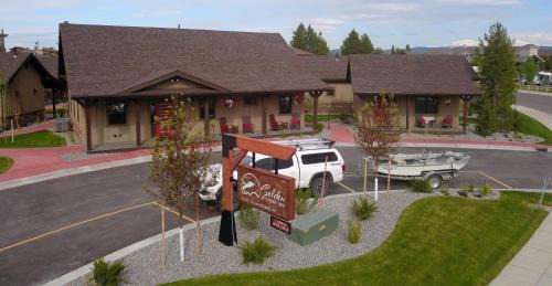West Yellowstone Hotel | Guest Favorite: Golden Stone Inn with Pet-Friendly Amenities