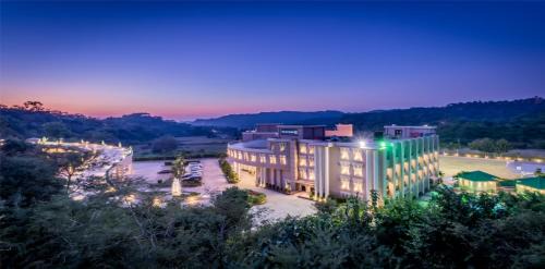 Panchkula Hotel | Relax at Golden Tulip Chandigarh: Pool, Spa & Ocean View