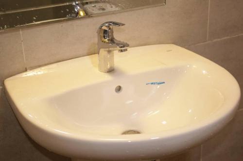 Ikotun Apartment | Exceptional Golden Tulip Residence with Pool & Family Amenities