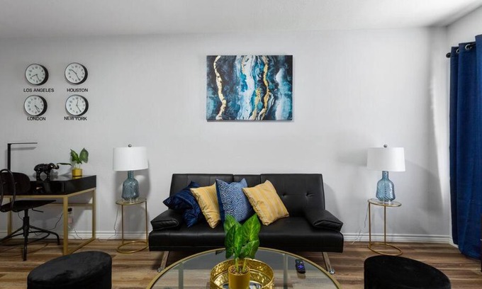 South Central Houston Apartment | Golden Vibes: 10/10 Rated, Family & Pet-Friendly Escape