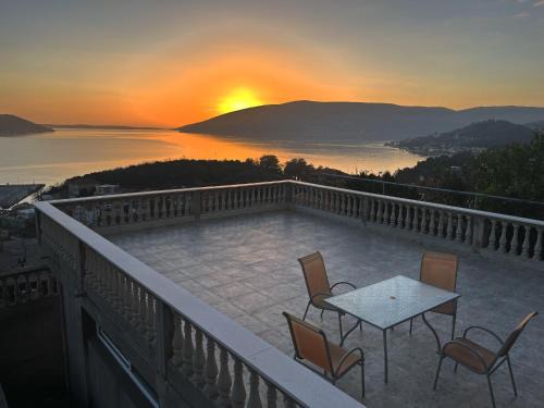 Zelenika Apartment | Top-Rated Golden View Apartments: Family-Friendly Retreat