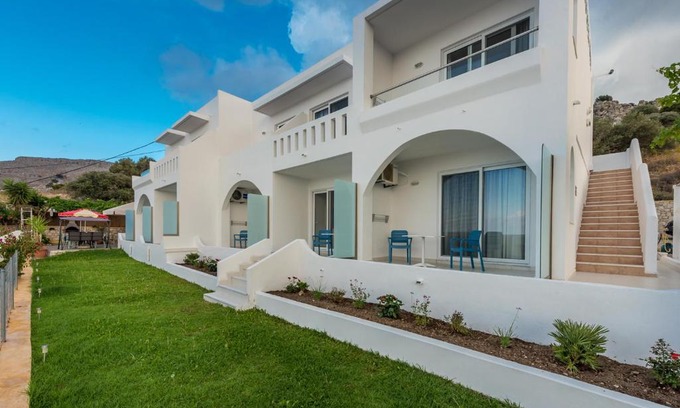 Vlicha Apartment | Coastal Escape at Golden View Studios with Oceanfront Pool