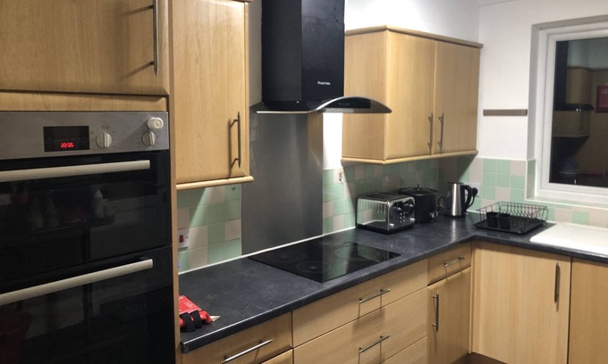 Hillingdon East House | Golden Villa: Family-Friendly 3-Bed House in Uxbridge