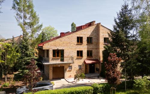 Saska Kepa Villa | Stylish Golden Villa Saska Kępa: Pet & Child Friendly Retreat