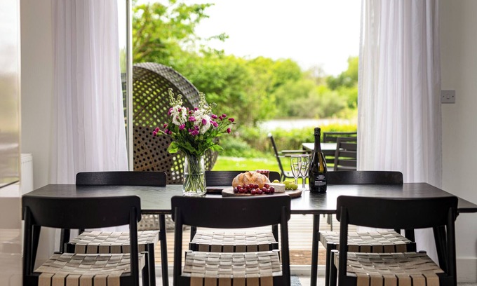 Cirencester Apartment | Premier Retreat: Goldeneye Apartment at Lower Mill Estate