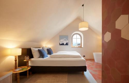 Caldaro Sulla Strada del Vino Apartment | Stylish Goldengel Design Suites in Historic Kaltern Center