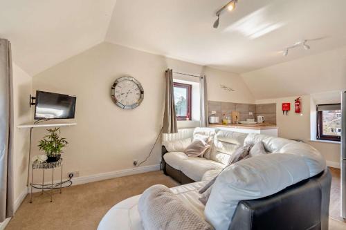 Newton-on-Rawcliffe House | Enchanting Goldfinch Cottage: Pet-Friendly & Poolside Retreat