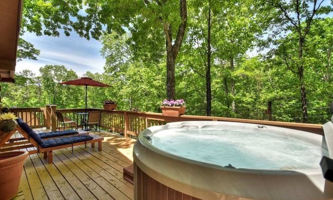 Ellijay Cabin | Relax at Goldfinch Rustic - Retreat with Hot Tub & Fire Pit