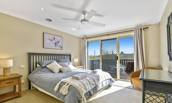Calare House | Goldfinch Way: Family-Friendly Retreat with Hot Tub & Kitchen