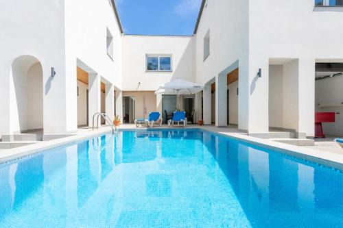 Castello d'Empuries Villa | Relax at Goldhome: Private Heated Pool & Games Room