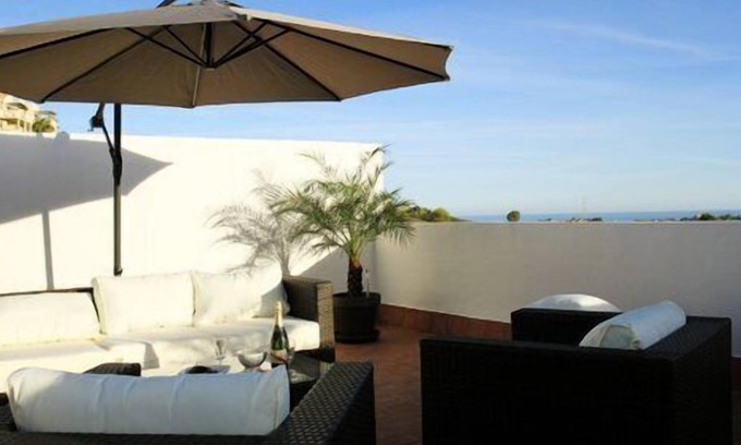Benahavis Apartment | Golf Apartment with Roof Terrace and Oceanfront Views