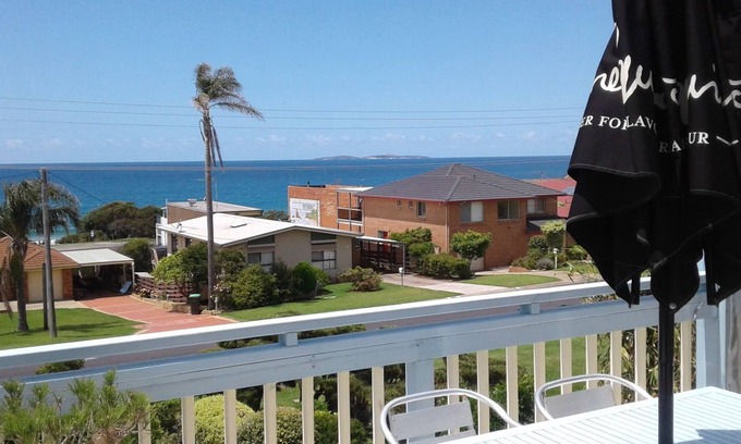 Kianga House | Pet-Friendly Getaway at Glasshouse Rocks - 9.8/10 Rated