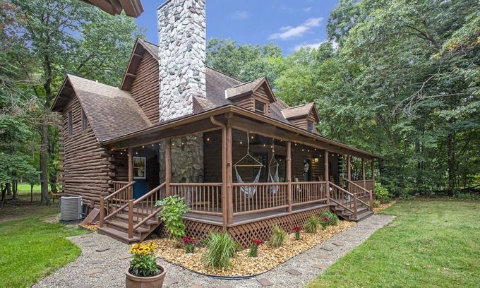 Burnips Cabin | Cozy Golf Course Log Cabin with Hot Tub & Movie Theater