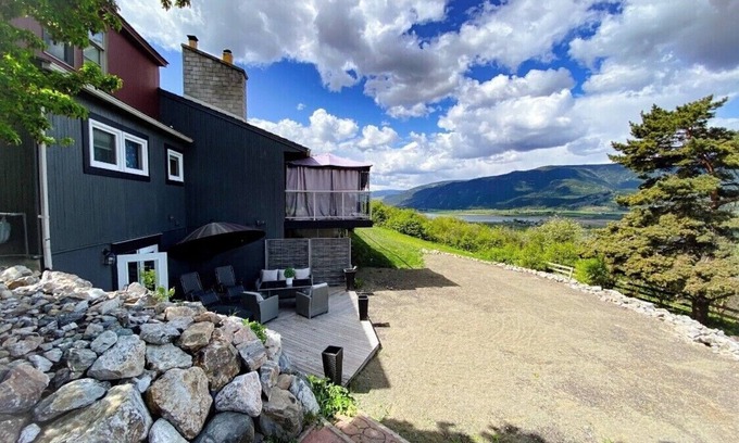 Vernon Apartment | Scenic Stepping Stones Retreat: Lake Views & Golf Access
