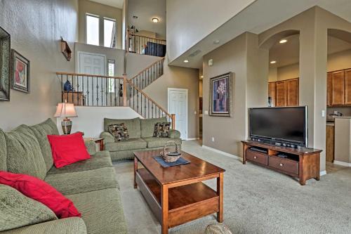 Gold Canyon House | Inviting Gold Canyon Townhouse on Golf Course with Pool