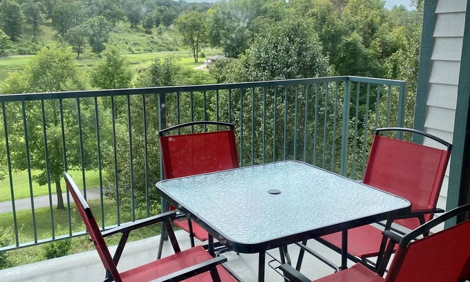 Branson Condo | Inviting Golf Course View with Pool and Spa Amenities