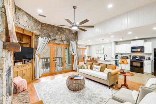 Mountain Air Apartment | Scenic Blue Ridge Mountain Condo with Golf Course Views