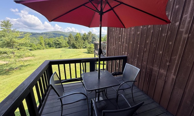 Vernon Condo | Modern Golf Front Retreat with Mountain Views & Spa Amenities
