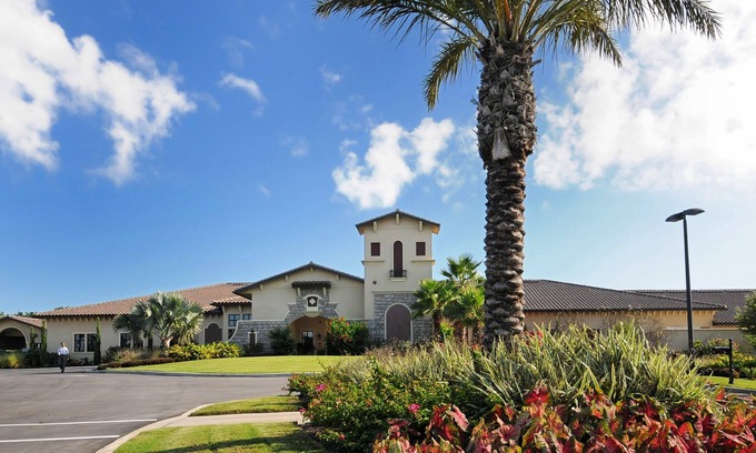 Bradenton Condo | Idyllic Golf Retreat with Lake Views and Family Amenities