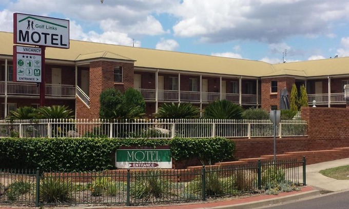 West Tamworth Hotel | Relax at Golf Links Motel: Oceanfront Poolside Retreat