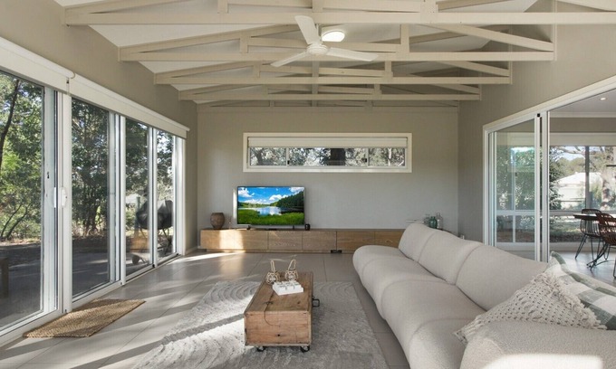 Metung House | Pet-Friendly Getaway at Golf Springs in Metung