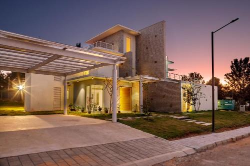 Hosur Villa | Golf View Home by JadeCaps: 4BHK with Breakfast & Pets Welcome