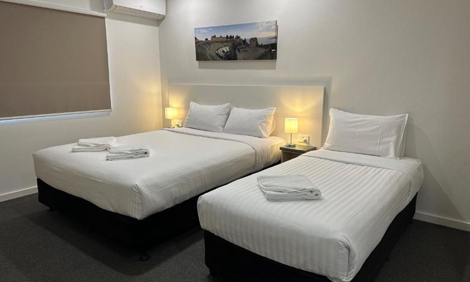 Sanctuary Point Hotel | Scenic Golf View Motel with Oceanfront Access