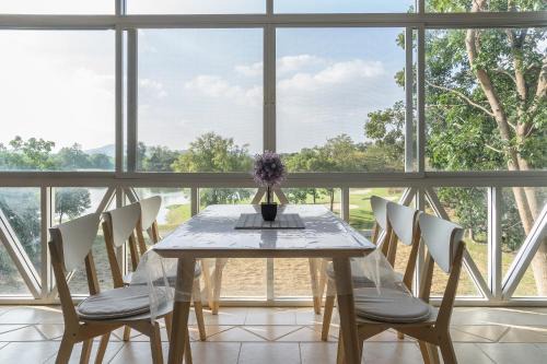 Khanong Phra Apartment | Inviting Golf View Suite with Kitchen and Family Amenities